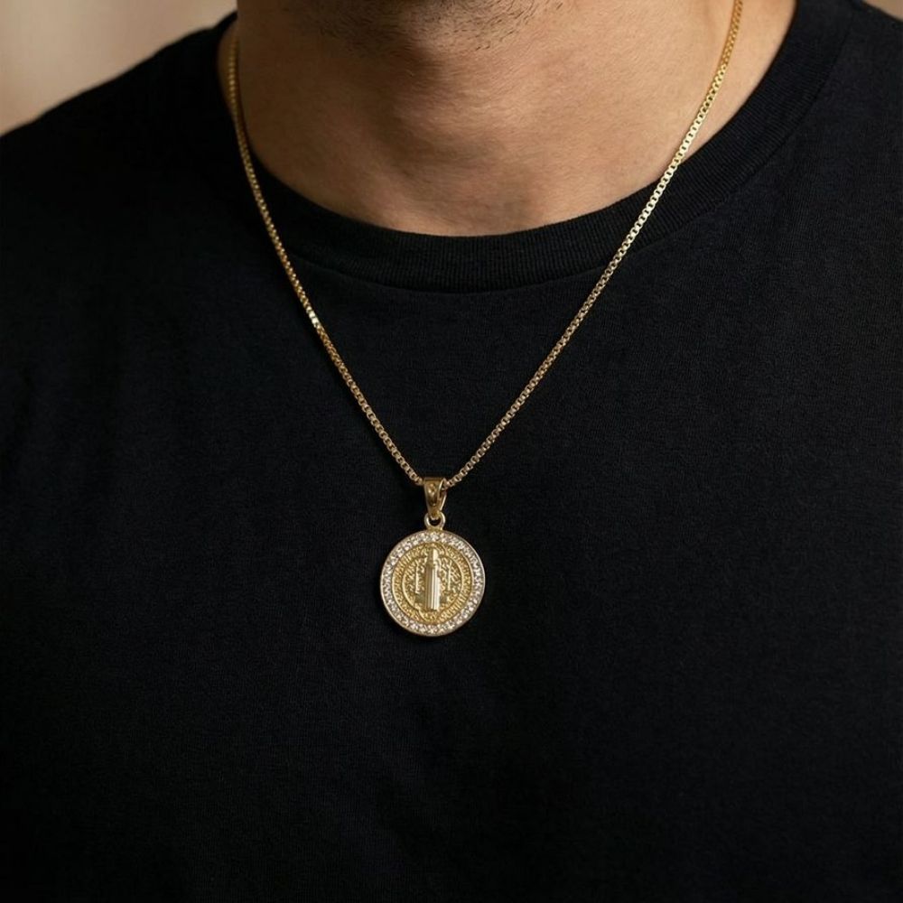 Pingente Medalha De São Bento Cravejado Zircônia Cristal | Banho Ouro 18k