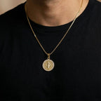Pingente Medalha De São Bento Cravejado Zircônia Cristal | Banho Ouro 18k