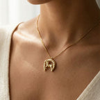 Pingente Ferradura Com Cavalo Cravejado Zircônia Cristal | Banho Ouro 18k
